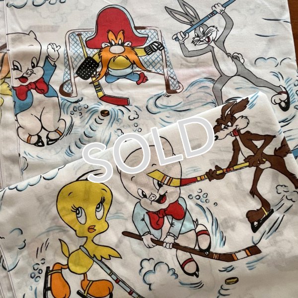 画像1: ヴィンテージ　ツインサイズ　フラットシーツ　【ルーニーテューンズ/ホッケー】ご予約品 (1)